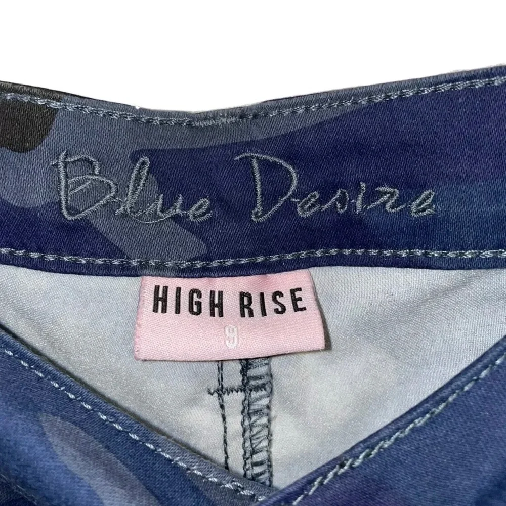 Blue Desire Jeans Highwaist Shortie Blue Camo Stretch Jr Sz 9 NWT - Picture 2 of 3